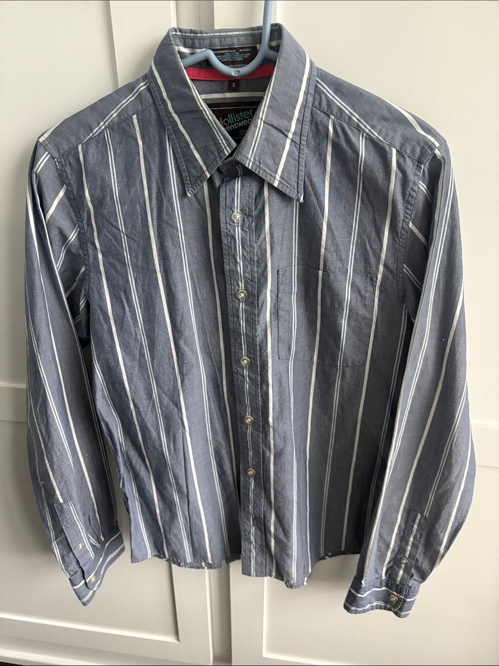 Hollister Men's Blue and White Vertical Stripe Button-Up Shirt